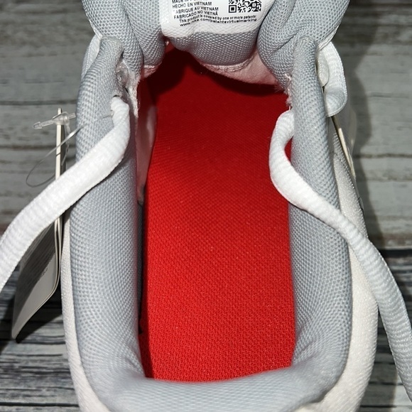 Nike Men’s Renew Retaliation 3 White/Lt Smoke Grey -Summit White Size 10 - Picture 9 of 9